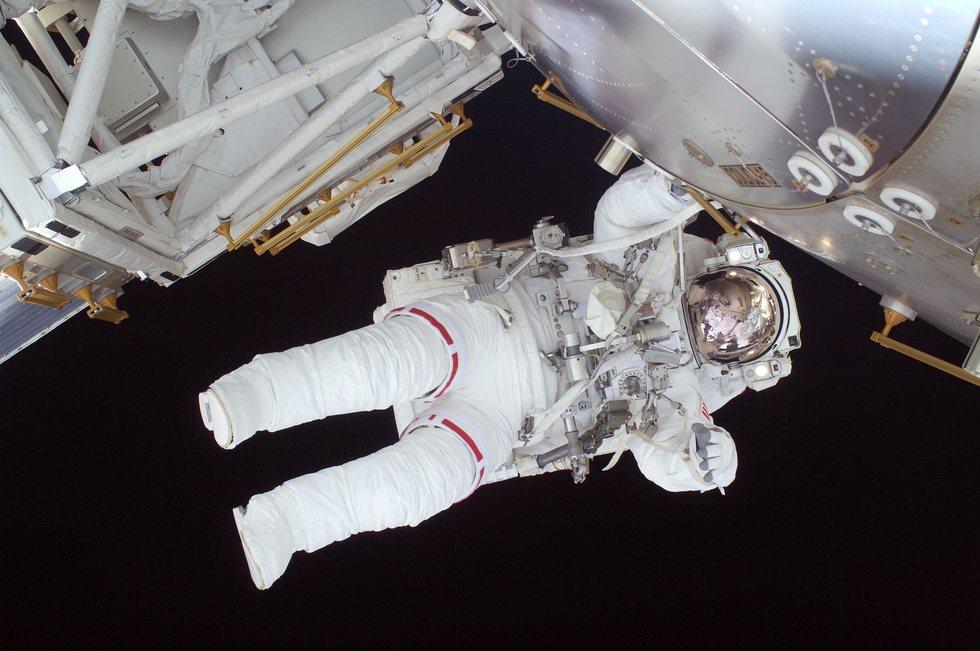astronaute-espace Une imprimante métal dans l'espace
